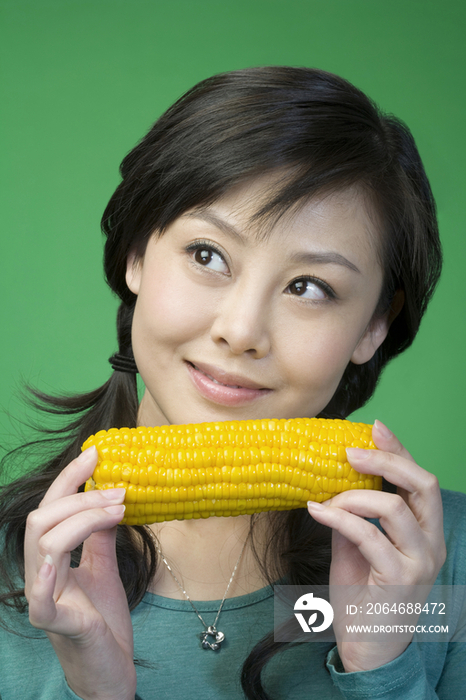 年轻女子与玉米