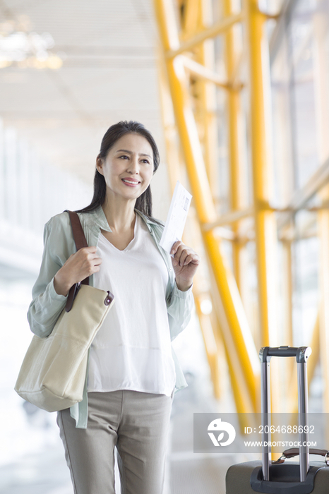 成熟中年女人在机场候机