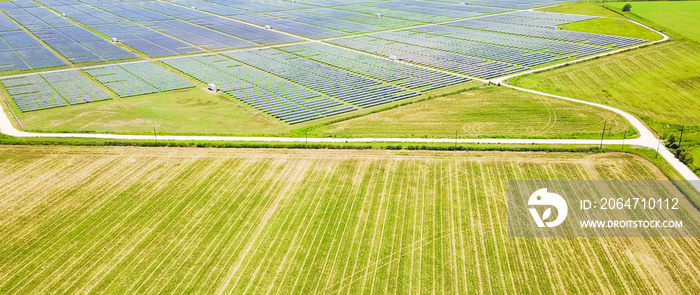 美国得克萨斯州奥斯汀附近太阳能农场的全景鸟瞰图。可再生能源背景。