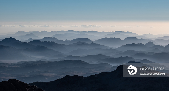 从埃及最高的山凯瑟琳山顶俯瞰全景。山脉