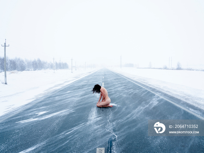 雪地里的女人