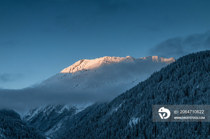 Lever du soleil sur montagne du Beaufatain，en hiver，Savoie，France（法国萨瓦省）