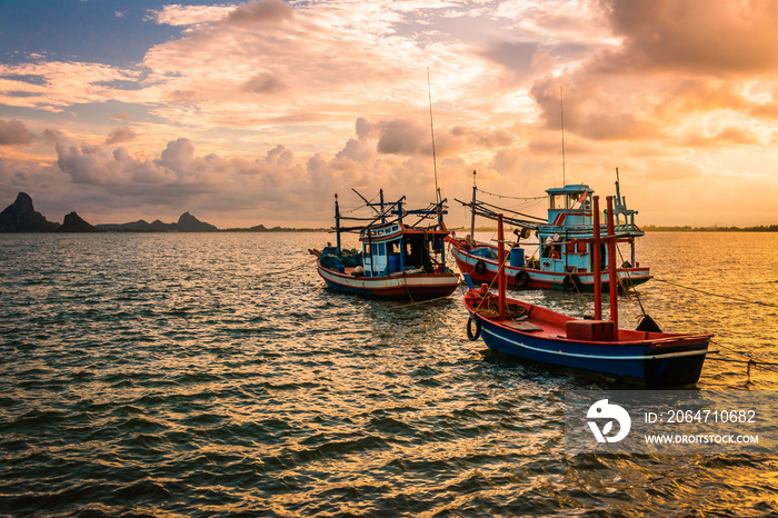海上渔船。海上傍晚时间背景。泰国渔船