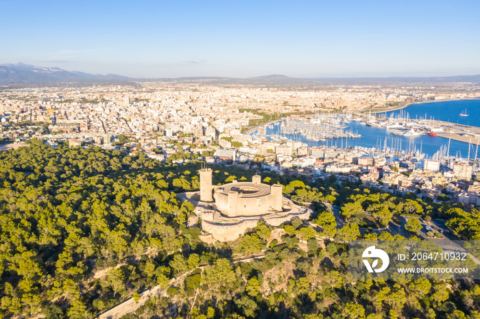 Castell de Bellver城堡与马略卡岛帕尔马和港口旅游度假胜地