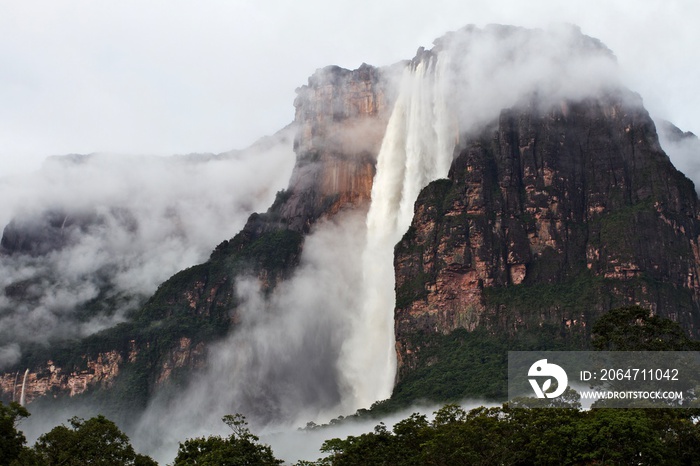 雨夜过后的Salto Angel（Angel Falls），委内瑞拉Canaima