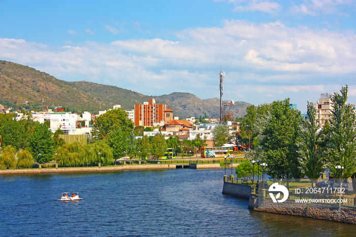 CARLOS PAZ，CORDOBA，阿根廷-2009年4月11日：卡洛斯·帕斯景观全景