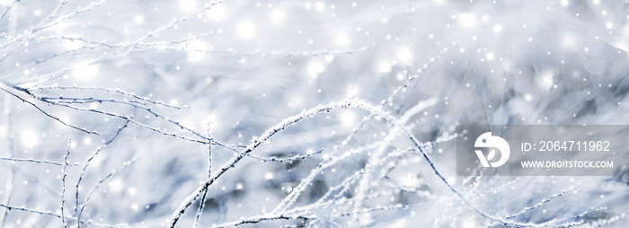 冬日假期背景，圣诞时节雪亮、天气寒冷的自然风光