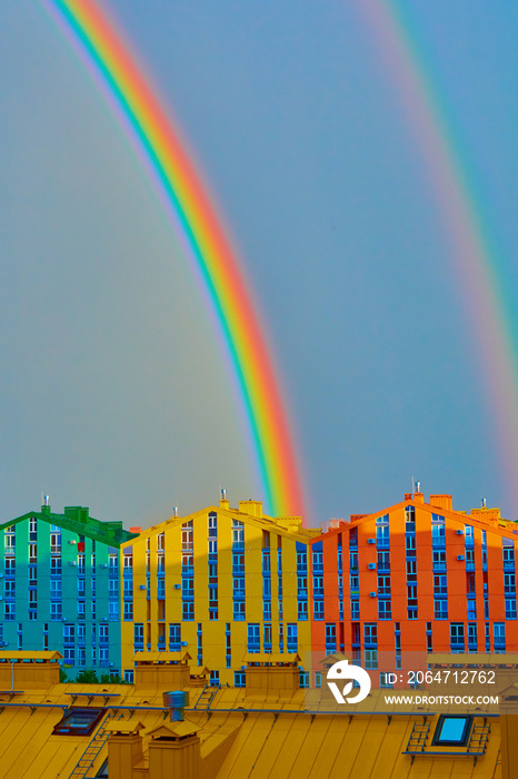 城市上空的双彩虹