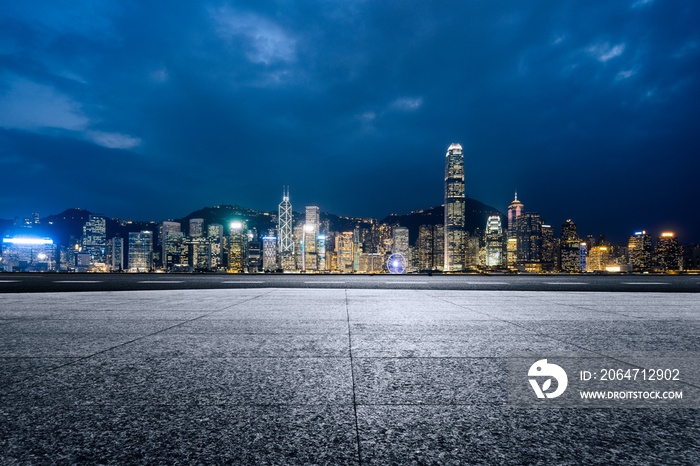 夜间背景为香港天际线的空砖平台。