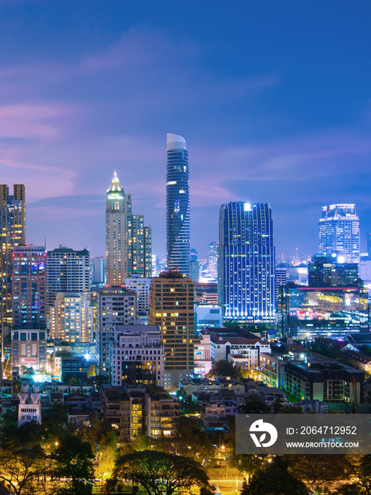 曼谷城市天际线夜间鸟瞰图。