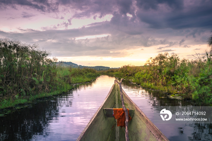从非洲乌干达恩德培的一艘小木船上欣赏马班巴沼泽的日落