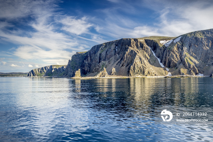 Landschaft mit Meer und Inseln auf dem Seeweg von Honningsvåg nach Kjøllefjord