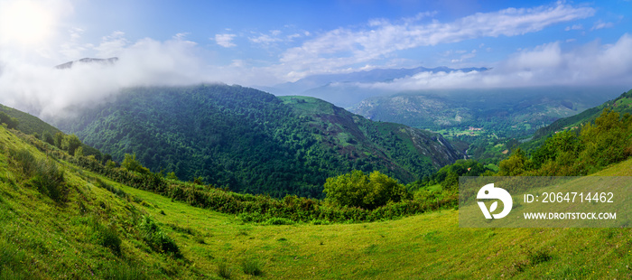 日出照亮山谷的全景青山景观。