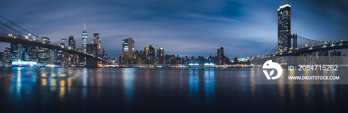 布鲁克林和曼哈顿大桥长夜曝光全景，纽约市曼哈顿下城景观