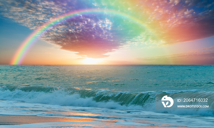 日落时碧绿的大海和双面彩虹的美丽景观
