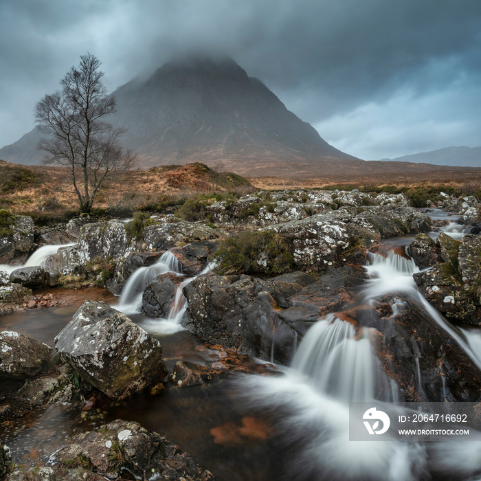 苏格兰高地Buachaille Etive Mor瀑布在冬季清晨的壮丽景观图像