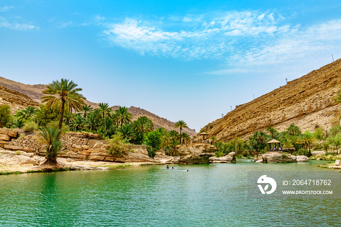 Wadi Bani Khalid位于阿曼。它距离马斯喀特约203公里，距离苏尔约120公里。