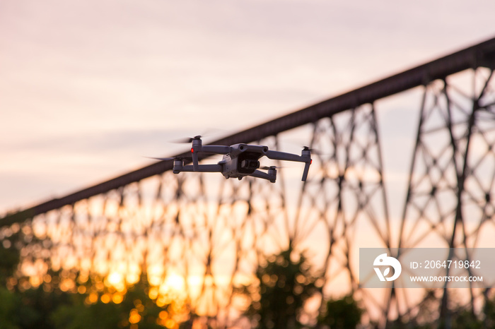 夏季日落期间，小型国产无人机在红帽地区飞行，带栈桥