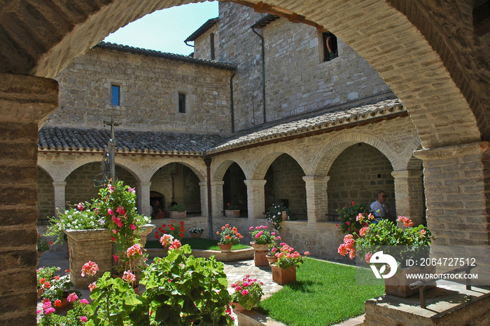 Assisi, il chiostro del monastero di San Damiano