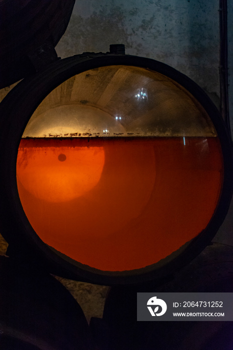 在赫雷斯拉F的雪利酒三角区的老橡木桶中生产强化的赫雷斯、雪利酒和雪利酒