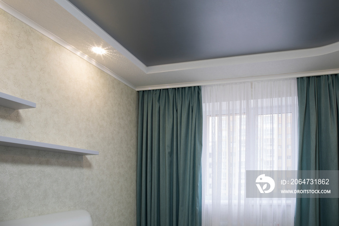 白色悬挂式干墙天花板、灰色拉伸天花板和灰蓝色窗帘的公寓景观