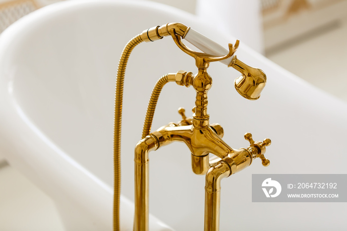 浴室里的金色水龙头和白色浴缸