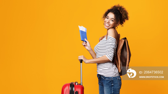 旅行理念。持护照的快乐非洲游客
