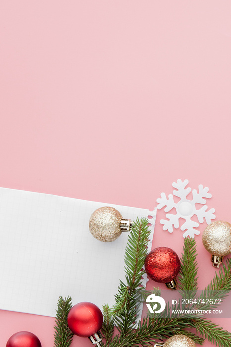 新年概念。记事本、礼盒和粉色圣诞装饰中的目标列表