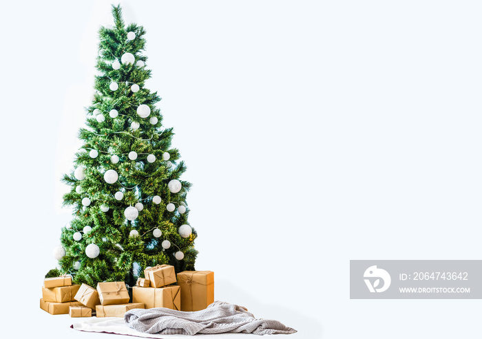 大而漂亮的圣诞树上装饰着漂亮的闪亮小玩意儿和许多不同的礼物