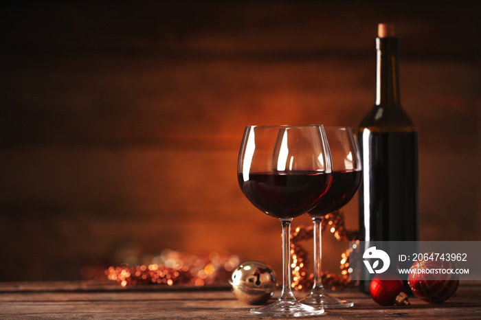 木背景木桌上的红酒和圣诞装饰品