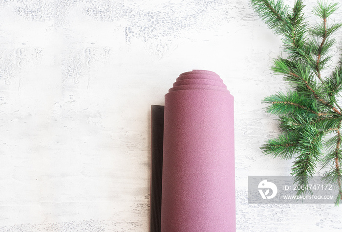 带冷杉树早午餐的开放式运动垫。给活跃人群的圣诞最佳礼物概念。运动节日im