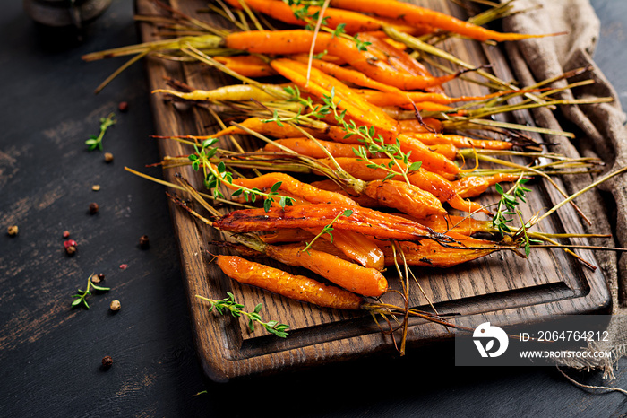 Baked organic carrots with thyme, honey and lemon. Organic vegan food.