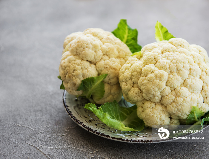 盘子里的新鲜花椰菜