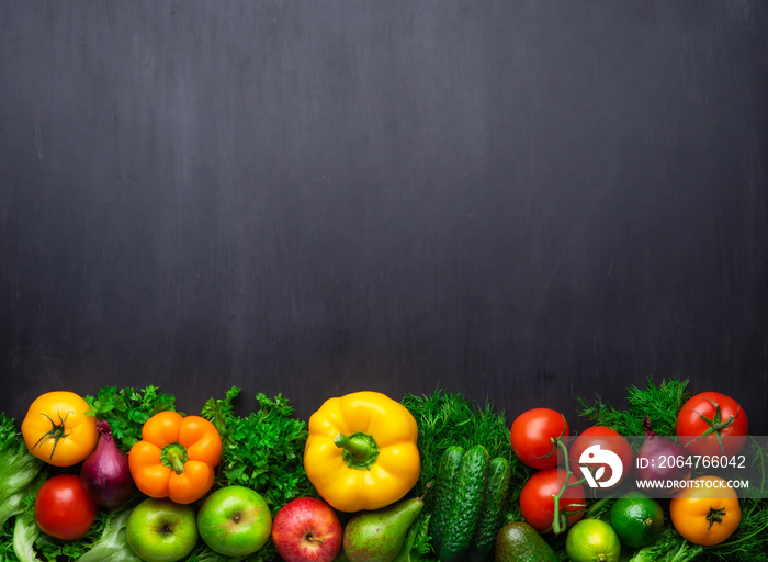 健康饮食食材：新鲜蔬菜、水果和超级食品。具体背景