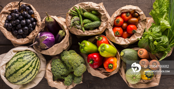 地板背景棉袋中的生态蔬菜和水果