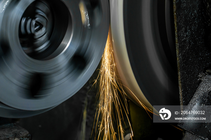 External grinding of a cylindrical shaft on a cylindrical grinding machine.