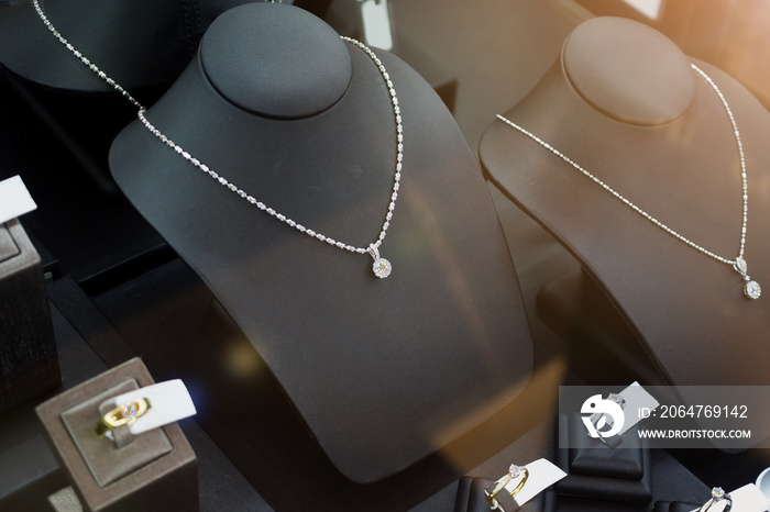 珠宝钻石店配戒指和项链奢侈品零售店橱窗展示