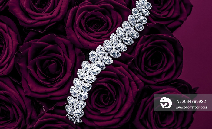 奢华钻石珠宝手镯和紫色玫瑰花，情人节爱情礼物和珠宝