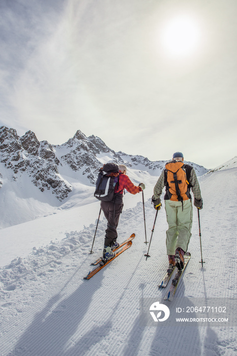 一对退休的朋友致力于滑雪登山。