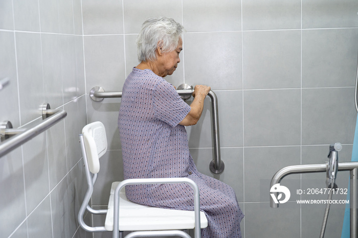 亚洲老年或老年老太太患者在疗养院使用卫生间处理安保