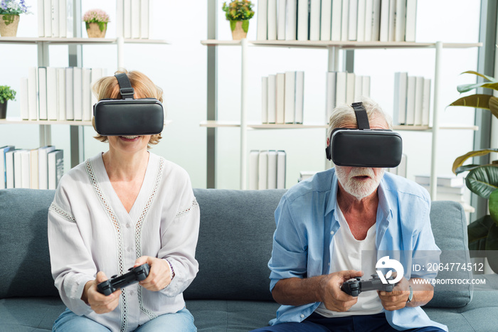 老年人在虚拟现实设备上玩游戏。