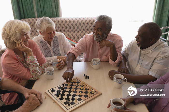 一群老年人在客厅下棋