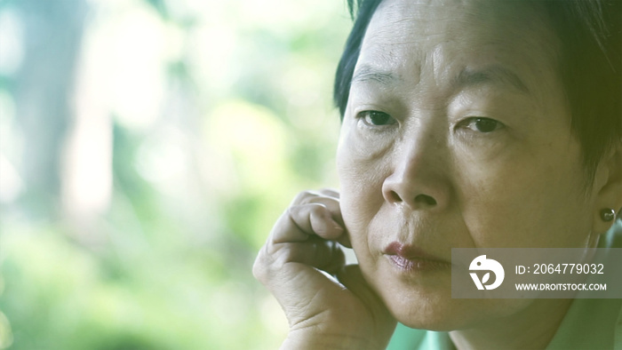 亚洲老年妇女对生活的担忧表达
