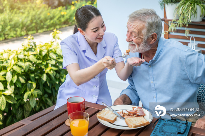 护士在养老院喂老人吃早餐