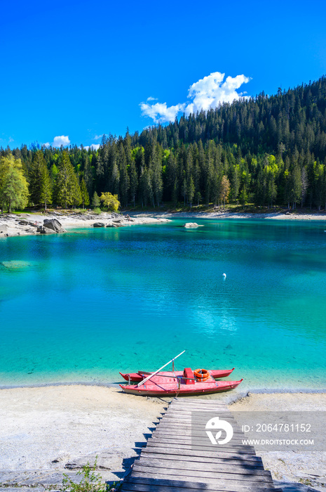 Cauma湖（Caumasee）岸边的船，美丽的山脉景观中有水晶般的蓝色海水