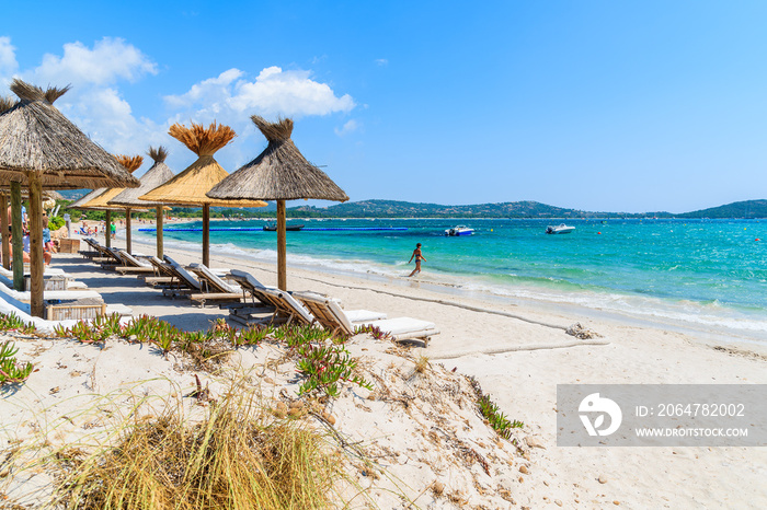 法国科西嘉岛Saint-Cyprien海滨小镇美丽海滩上的遮阳伞