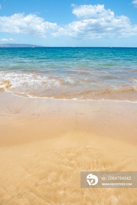 海滩背景。沙滩上平静美丽的海浪。热带海滩海景。