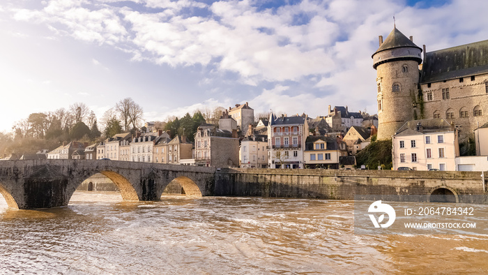 拉瓦尔，美丽的法国城市，河流全景和古老中心的典型房屋，downto