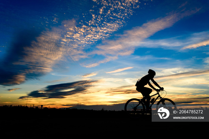 在美丽的日落背景下，骑自行车运动的剪影，在日落的背景下骑自行车