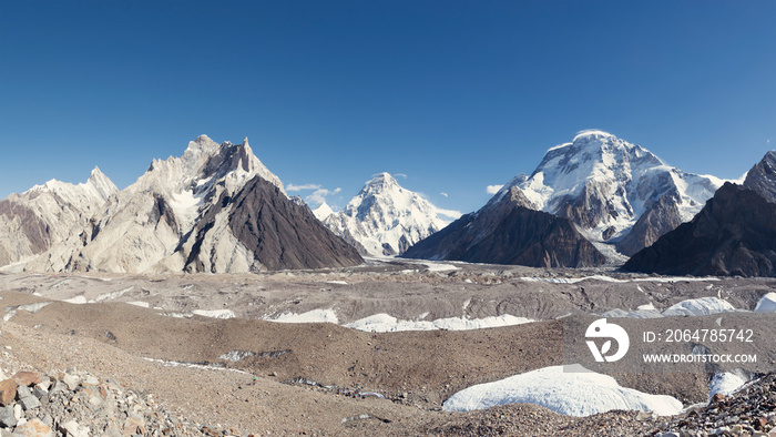 水晶珍珠、大理石峰、K2山和布罗德峰的景色，以及康考迪亚的巴尔托罗冰川